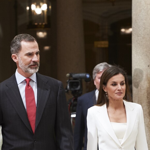 La reine Letizia d'Espagne en tailleur pantalon Carolina Herrera au Palais du Pardo à Madrid le 3 mai 2018.