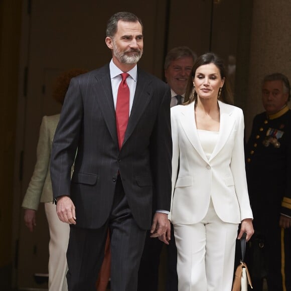 La reine Letizia d'Espagne en tailleur pantalon Carolina Herrera au Palais du Pardo à Madrid le 3 mai 2018.