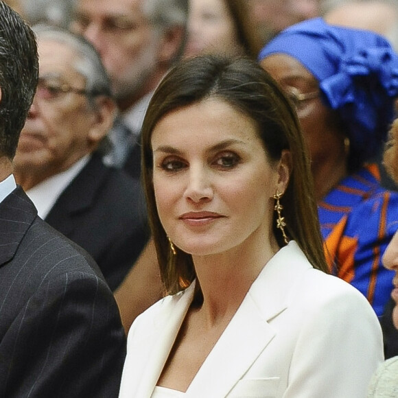 La reine Letizia d'Espagne en tailleur pantalon Carolina Herrera au Palais du Pardo à Madrid le 3 mai 2018.
