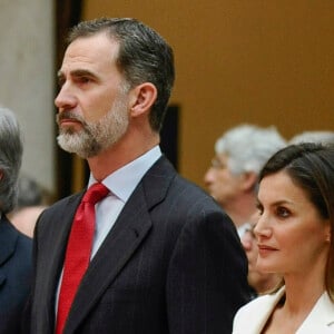 La reine Letizia d'Espagne en tailleur pantalon Carolina Herrera au Palais du Pardo à Madrid le 3 mai 2018.