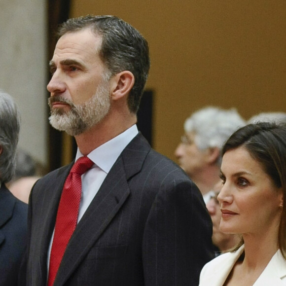 La reine Letizia d'Espagne en tailleur pantalon Carolina Herrera au Palais du Pardo à Madrid le 3 mai 2018.