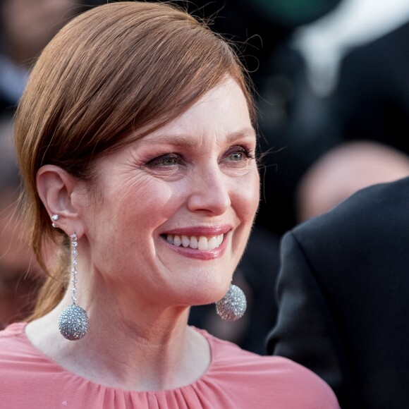 Julianne Moore (en Givenchy) pour la montée des marches du film "Rocketman" lors du 72e Festival International du Film de Cannes. Le 16 mai 2019 © Jacovides-Moreau / Bestimage
