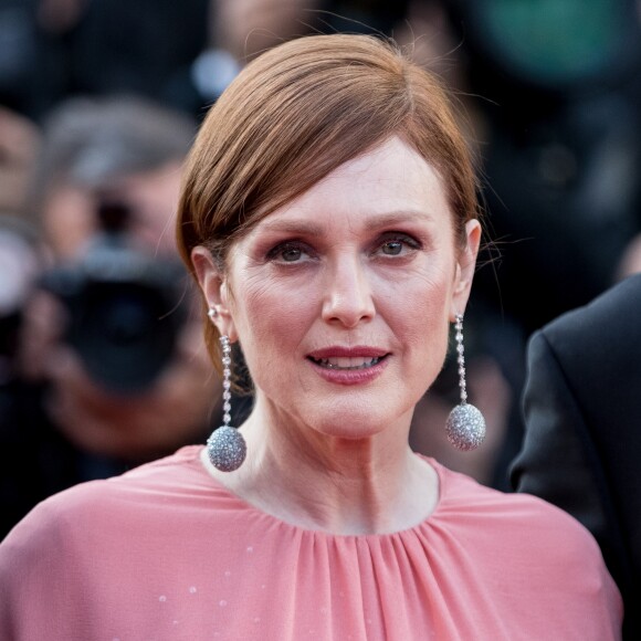 Julianne Moore (en Givenchy) pour la montée des marches du film "Rocketman" lors du 72e Festival International du Film de Cannes. Le 16 mai 2019 © Jacovides-Moreau / Bestimage