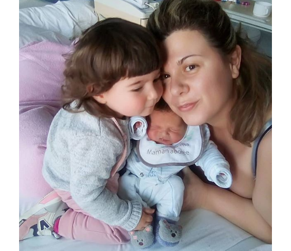 Cindy Lopes à l'hôpital avec sa fille, après la naissance de son fils - Instagram, 27 février 2019