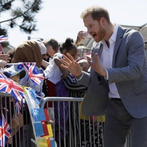 Le prince Harry, duc de Sussex, rencontre les membres du public lors de sa visite au Barton Neighbourhood Centre à Oxford, en Angleterre, le 14 mai 2019.