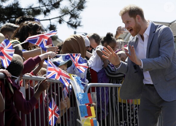 Le prince Harry, duc de Sussex, rencontre les membres du public lors de sa visite au Barton Neighbourhood Centre à Oxford, en Angleterre, le 14 mai 2019.