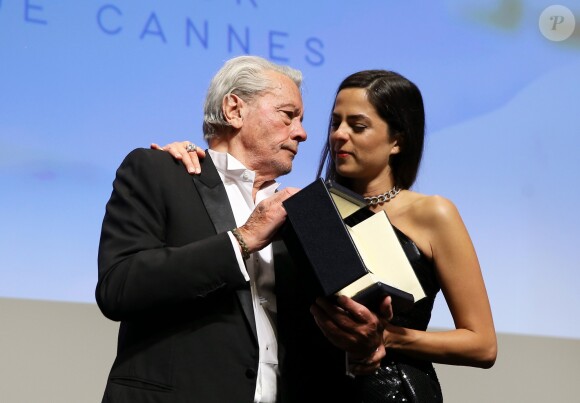 Alain Delon (avec un badge Paris Match d'une ancienne couverture du magazine titrant "Alain Delon, mes deux amours, Rosalie et Anouchka) et sa fille Anouchka (Robe Elie Saab) - Remise de la Palme d'Honneur à Alain Delon lors du 72ème Festival International du Film de Cannes. On may 19th 2019 © Jacovides-Moreau / Bestimage