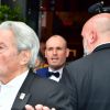 Alain Delon à la sortie de son hôtel, suivit de sa fille Anouchka Delon et son compagnon Julien Dereims, pour la cérémonie de remise de la Palme d'Or d'Honneur lors du 72ème Festival du Film de Cannes, le 19 mai 2019. ©Pierre Perusseau / Bestimage