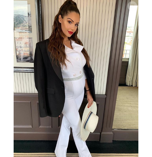 Nabilla Benattia divine au Majestic Barrière à Cannes, pose sur Instagram, 19 mai 2019