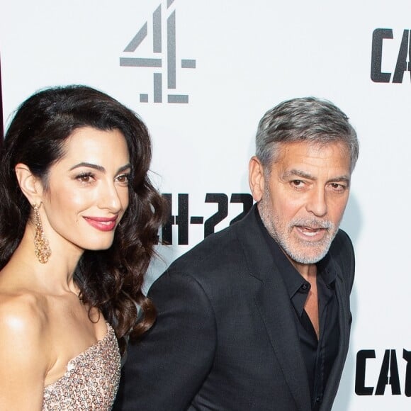 George Clooney et sa femme Amal Alamuddin Clooney à la première de "Catch 22" à Londres, le 15 mai 2019.