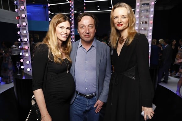 Emmanuel Perrotin (au centre) et Delphine Arnault assistent au cocktail de présentation de la première collection de "Fenty". Paris, le 22 mai 2019.