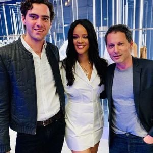 Fortuné Penniman (frère du chanteur Mika), Rihanna et Marc-Olivier Fogiel au cocktail de lancement de "Fenty". Paris, le 22 mai 2019.