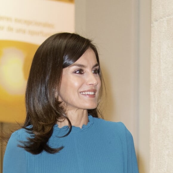 La reine Letizia d'Espagne, vêtue d'une combi-pantalon Zara, lors d'une rencontre avec des femmes d'exception pour une table ronde sur le thème de l'égalité des genres : "Femmes d'exception, le courage de saisir sa chance", le 23 mai 2019 au siège de la Fondation Microfinance BBVA.