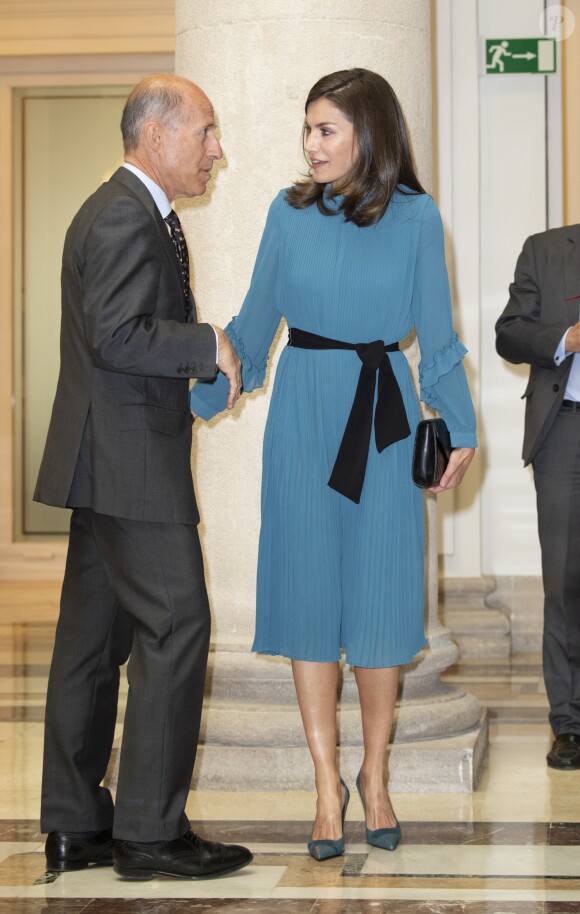La reine Letizia d'Espagne, vêtue d'une combi-pantalon Zara, lors d'une rencontre avec des femmes d'exception pour une table ronde sur le thème de l'égalité des genres : "Femmes d'exception, le courage de saisir sa chance", le 23 mai 2019 au siège de la Fondation Microfinance BBVA.