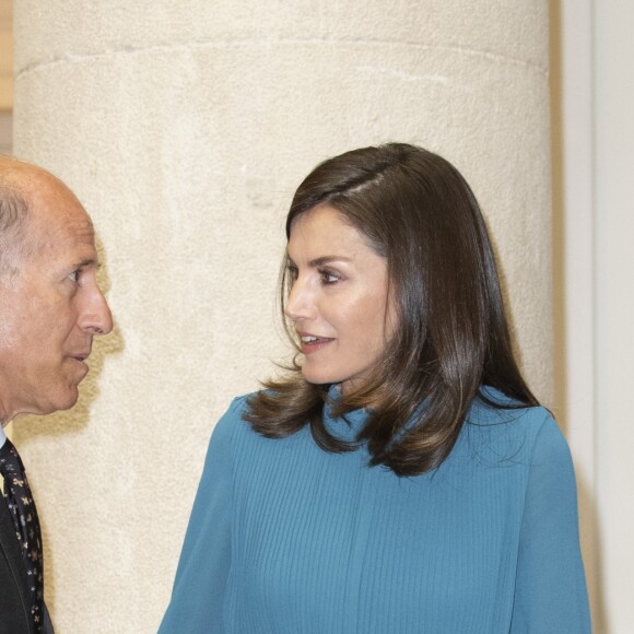 La reine Letizia d'Espagne, vêtue d'une combi-pantalon Zara, lors d'une rencontre avec des femmes d'exception pour une table ronde sur le thème de l'égalité des genres : "Femmes d'exception, le courage de saisir sa chance", le 23 mai 2019 au siège de la Fondation Microfinance BBVA.