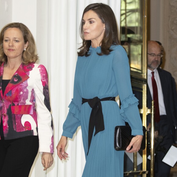 La reine Letizia d'Espagne, vêtue d'une combi-pantalon Zara, lors d'une rencontre avec des femmes d'exception pour une table ronde sur le thème de l'égalité des genres : "Femmes d'exception, le courage de saisir sa chance", le 23 mai 2019 au siège de la Fondation Microfinance BBVA.