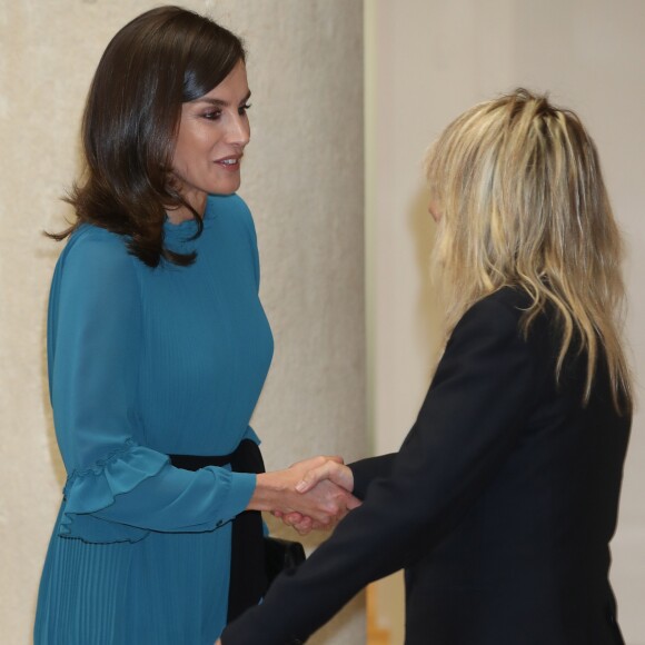 La reine Letizia d'Espagne, vêtue d'une combi-pantalon Zara, lors d'une rencontre avec des femmes d'exception pour une table ronde sur le thème de l'égalité des genres : "Femmes d'exception, le courage de saisir sa chance", le 23 mai 2019 au siège de la Fondation Microfinance BBVA.