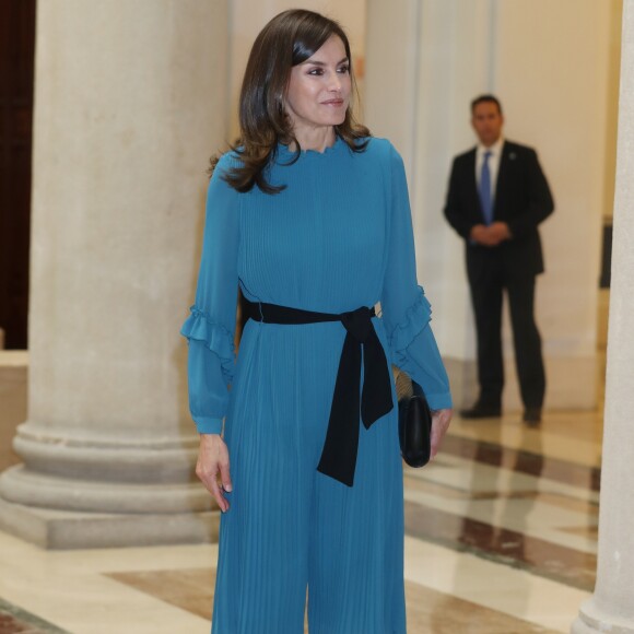 La reine Letizia d'Espagne, vêtue d'une combi-pantalon Zara, lors d'une rencontre avec des femmes d'exception pour une table ronde sur le thème de l'égalité des genres : "Femmes d'exception, le courage de saisir sa chance", le 23 mai 2019 au siège de la Fondation Microfinance BBVA.