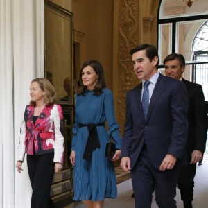La reine Letizia d'Espagne, vêtue d'une combi-pantalon Zara, lors d'une rencontre avec des femmes d'exception pour une table ronde sur le thème de l'égalité des genres : "Femmes d'exception, le courage de saisir sa chance", le 23 mai 2019 au siège de la Fondation Microfinance BBVA.