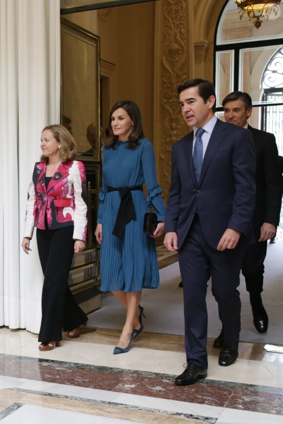 La reine Letizia d'Espagne, vêtue d'une combi-pantalon Zara, lors d'une rencontre avec des femmes d'exception pour une table ronde sur le thème de l'égalité des genres : "Femmes d'exception, le courage de saisir sa chance", le 23 mai 2019 au siège de la Fondation Microfinance BBVA.
