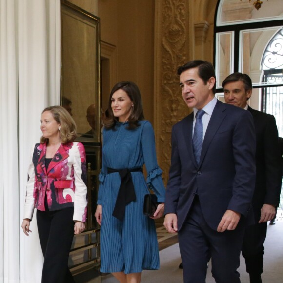 La reine Letizia d'Espagne, vêtue d'une combi-pantalon Zara, lors d'une rencontre avec des femmes d'exception pour une table ronde sur le thème de l'égalité des genres : "Femmes d'exception, le courage de saisir sa chance", le 23 mai 2019 au siège de la Fondation Microfinance BBVA.