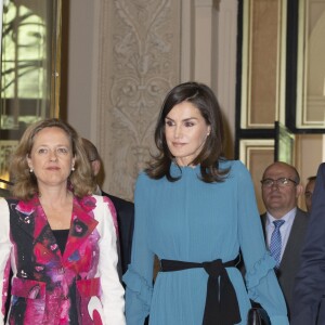 La reine Letizia d'Espagne, vêtue d'une combi-pantalon Zara, lors d'une rencontre avec des femmes d'exception pour une table ronde sur le thème de l'égalité des genres : "Femmes d'exception, le courage de saisir sa chance", le 23 mai 2019 au siège de la Fondation Microfinance BBVA.