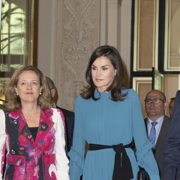 La reine Letizia d'Espagne, vêtue d'une combi-pantalon Zara, lors d'une rencontre avec des femmes d'exception pour une table ronde sur le thème de l'égalité des genres : "Femmes d'exception, le courage de saisir sa chance", le 23 mai 2019 au siège de la Fondation Microfinance BBVA.