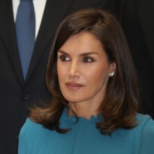 La reine Letizia d'Espagne, vêtue d'une combi-pantalon Zara, lors d'une rencontre avec des femmes d'exception pour une table ronde sur le thème de l'égalité des genres : "Femmes d'exception, le courage de saisir sa chance", le 23 mai 2019 au siège de la Fondation Microfinance BBVA.