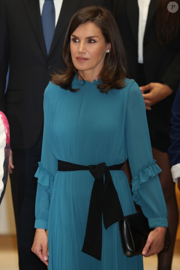 La reine Letizia d'Espagne, vêtue d'une combi-pantalon Zara, lors d'une rencontre avec des femmes d'exception pour une table ronde sur le thème de l'égalité des genres : "Femmes d'exception, le courage de saisir sa chance", le 23 mai 2019 au siège de la Fondation Microfinance BBVA.