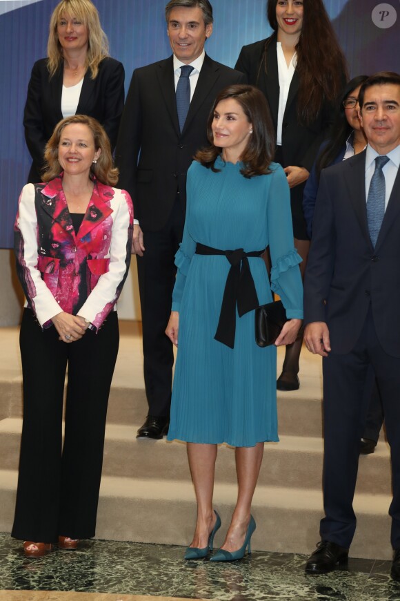 La reine Letizia d'Espagne, vêtue d'une combi-pantalon Zara, lors d'une rencontre avec des femmes d'exception pour une table ronde sur le thème de l'égalité des genres : "Femmes d'exception, le courage de saisir sa chance", le 23 mai 2019 au siège de la Fondation Microfinance BBVA.