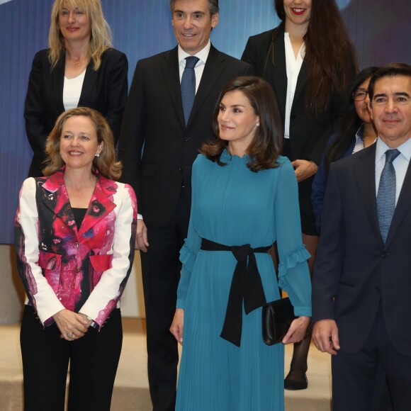 La reine Letizia d'Espagne, vêtue d'une combi-pantalon Zara, lors d'une rencontre avec des femmes d'exception pour une table ronde sur le thème de l'égalité des genres : "Femmes d'exception, le courage de saisir sa chance", le 23 mai 2019 au siège de la Fondation Microfinance BBVA.