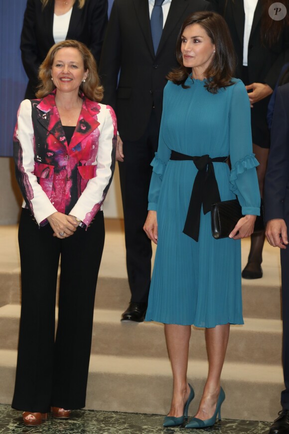 La reine Letizia d'Espagne, vêtue d'une combi-pantalon Zara, lors d'une rencontre avec des femmes d'exception pour une table ronde sur le thème de l'égalité des genres : "Femmes d'exception, le courage de saisir sa chance", le 23 mai 2019 au siège de la Fondation Microfinance BBVA.