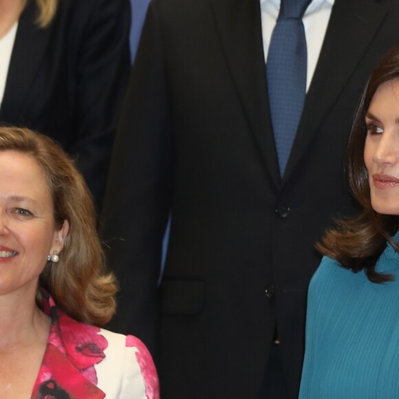 La reine Letizia d'Espagne, vêtue d'une combi-pantalon Zara, lors d'une rencontre avec des femmes d'exception pour une table ronde sur le thème de l'égalité des genres : "Femmes d'exception, le courage de saisir sa chance", le 23 mai 2019 au siège de la Fondation Microfinance BBVA.
