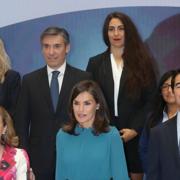 La reine Letizia d'Espagne, vêtue d'une combi-pantalon Zara, lors d'une rencontre avec des femmes d'exception pour une table ronde sur le thème de l'égalité des genres : "Femmes d'exception, le courage de saisir sa chance", le 23 mai 2019 au siège de la Fondation Microfinance BBVA.