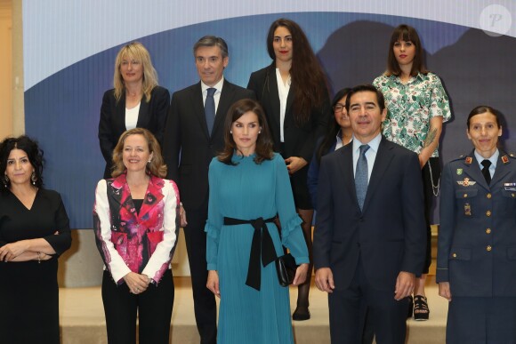 La reine Letizia d'Espagne, vêtue d'une combi-pantalon Zara, lors d'une rencontre avec des femmes d'exception pour une table ronde sur le thème de l'égalité des genres : "Femmes d'exception, le courage de saisir sa chance", le 23 mai 2019 au siège de la Fondation Microfinance BBVA.