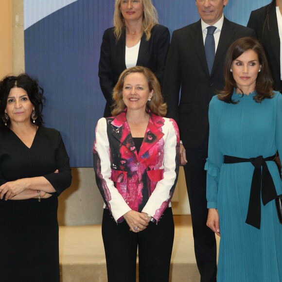 La reine Letizia d'Espagne, vêtue d'une combi-pantalon Zara, lors d'une rencontre avec des femmes d'exception pour une table ronde sur le thème de l'égalité des genres : "Femmes d'exception, le courage de saisir sa chance", le 23 mai 2019 au siège de la Fondation Microfinance BBVA.