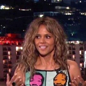 Halle Berry et Lena Waithe s'embrassent sur le plateau du "Jimmy Kimmel Live!" à Los Angeles, le 22 mai 2019.
