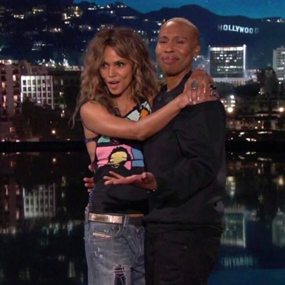 Halle Berry et Lena Waithe s'embrassent sur le plateau du "Jimmy Kimmel Live!" à Los Angeles, le 22 mai 2019.