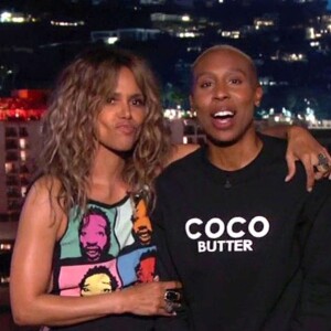 Halle Berry et Lena Waithe s'embrassent sur le plateau du "Jimmy Kimmel Live!" à Los Angeles, le 22 mai 2019.
