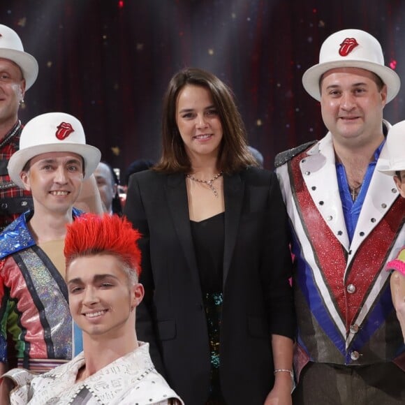 Pauline Ducruet remet un clown d'argent à la Troupe Aliev - La famille princière de Monaco à la soirée de remise de prix du 43ème festival international du cirque de Monte-Carlo sous le chapiteau de Fontvieille à Monaco le 22 janvier 2019. © Claudia Albuquerque/Bestimage