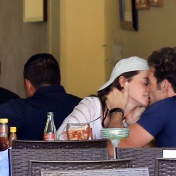 Exclusif - Emma Watson et son nouveau compagnon Brendan Wallace pendant leurs vacances romantiques à Cabo San Lucas, Mexique, le 13 Octobre 2018.