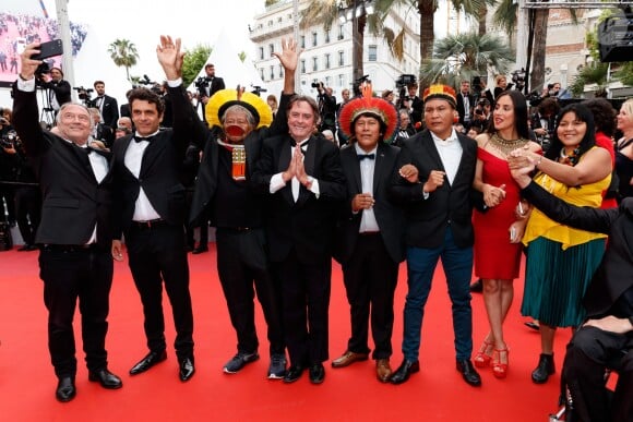 Jean-Pierre Dutilleux et le chef Raoni Metuktire - Montée des marches du film "Sibyl" lors du 72ème Festival International du Film de Cannes. Le 24 mai 2019 © Jacovides-Moreau / Bestimage