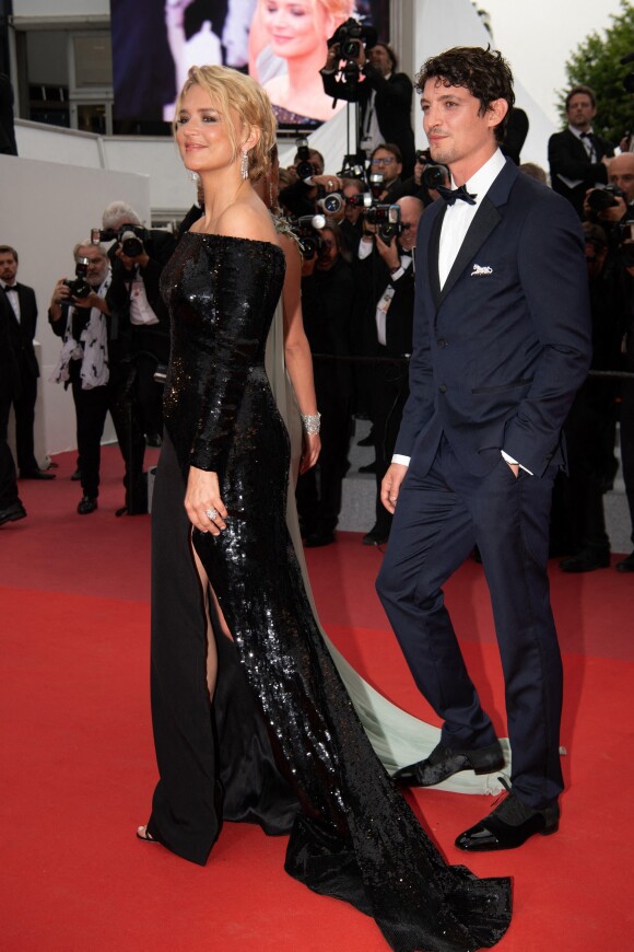 Niels Schneider et Virginie Efira lors de la montée des marches du film Sibyl au Festival de Cannes le 24 mai 2019