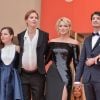 Laure Calamy, Justine Triet, Virginie Efira, Niels Schneider et Adèle Exarchopoulos lors de la montée des marches du film Sibyl au Festival de Cannes le 24 mai 2019