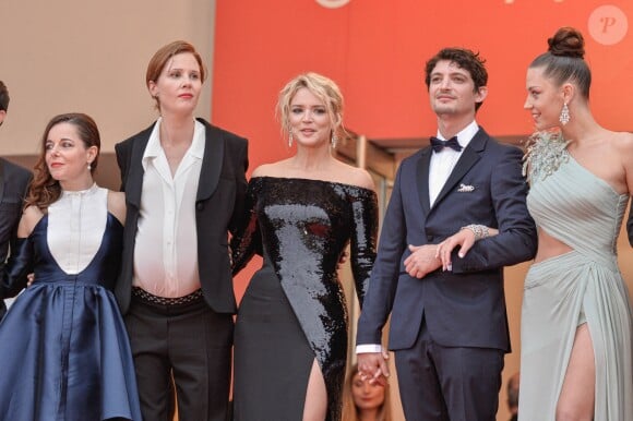 Laure Calamy, Justine Triet, Virginie Efira, Niels Schneider et Adèle Exarchopoulos lors de la montée des marches du film Sibyl au Festival de Cannes le 24 mai 2019