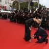 Niels Schneider rattachant la chaussure de Virginie Efira - Montée des marches du film "Sibyl" lors du 72ème Festival International du Film de Cannes. Le 24 mai 2019 © Jacovides-Moreau / Bestimage