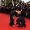 Niels Schneider rattachant la chaussure de Virginie Efira - Montée des marches du film "Sibyl" lors du 72ème Festival International du Film de Cannes. Le 24 mai 2019 © Jacovides-Moreau / Bestimage
