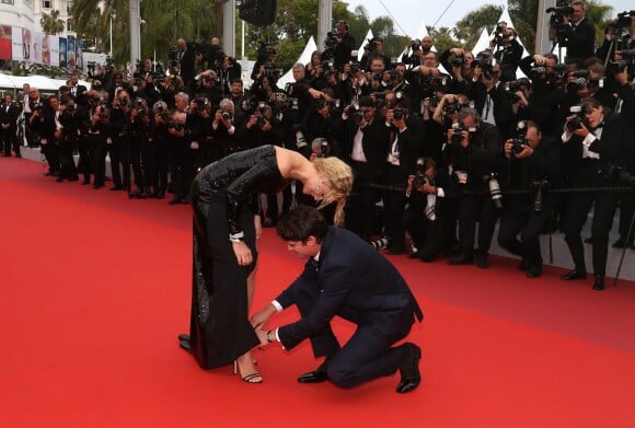 Niels Schneider rattachant la chaussure de Virginie Efira - Montée des marches du film "Sibyl" lors du 72ème Festival International du Film de Cannes. Le 24 mai 2019 © Jacovides-Moreau / Bestimage