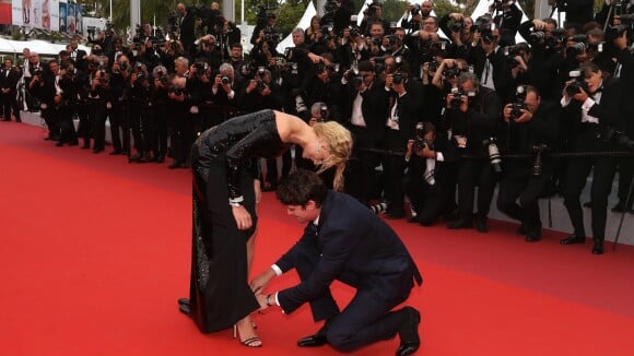 Virginie Efira étincelante : son amoureux Niels Schneider à son secours à Cannes