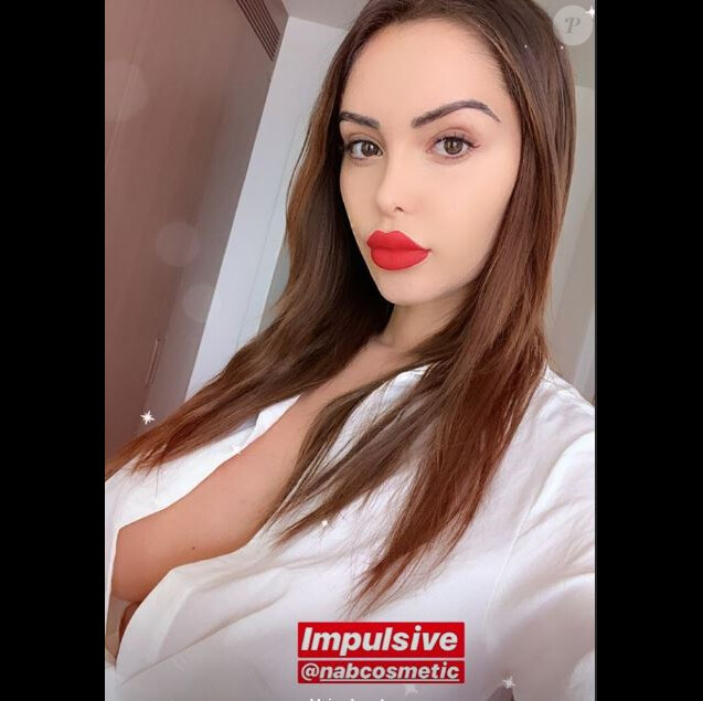 Nabilla Enceinte Maxi Décolleté Sans Soutien Gorge Sexy à